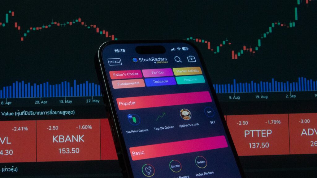 スマホで米国株・ETFの投資アプリを確認するイメージ